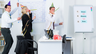 Betriebsfeier im Büro, Mitarbeiter tanzen
