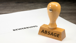 Bewerbung und Stempel Absage, Ablehnung, Jobchancen, Arbeitsmarkt
