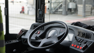 Bus Cockpit, Busfahrer, Unternehmen finden keine Busfahrer, Fachkräftemangel