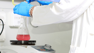 Chemie Laborant, Wissenschaftler im Labor mit Reagenzglas