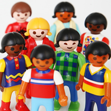 Kinder verschiedener Hautfarbe