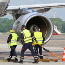 Bodenpersonal betankt Flugzeug am Flughafen