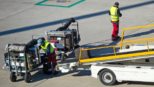 Bodenpersonal am Flughafen, Gepäckabfertigung