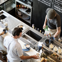 Verkäufer im Café, Bar, Gastronomie