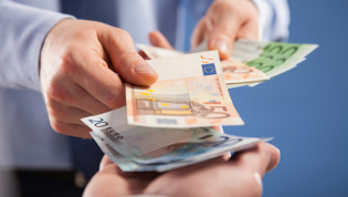 Geld schenken, Geldscheine übergeben
