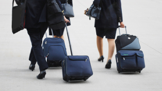 Kabinenpersonal im Flugzeug, Flugbegleiter, Stewardess