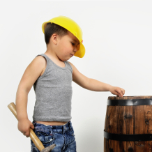 Kinderarbeit, Jugendarbeitsschutzgesetz, Kind mit Hammer und Schutzhelm