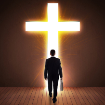 Kirche, Christentum, Kirchenarbeitsrecht, Mann läuft auf leuchtendes Kreuz zu