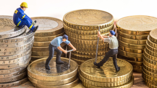Mindestlohn, Arbeitnehmer arbeiten auf Euro-Münzen
