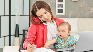 Mutter mit Kind im Büro, Rückkehr aus der Elternzeit, Vereinbarkeit Job und Familie