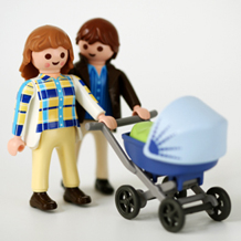 Mann und Frau mit Kinderwagen
