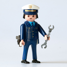 Polizist mit Handschellen