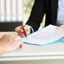 Arbeitgeber übergibt Arbeitsvertrag zu Unterschrift, Allgemeine Geschäftsbedingungen, vorformulierte Vertragsklauseln