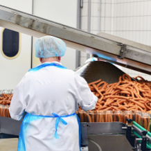 Fleischereimitarbeiter produziert Wurst, Schlachthof