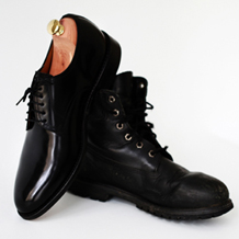 Ein Schuh für Büro und Business und ein Arbeitsstiefel