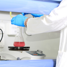 Chemie Laborant, Wissenschaftler im Labor mit Reagenzglas