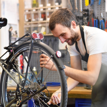 Fahrradmechaniker repariert Fahrrad