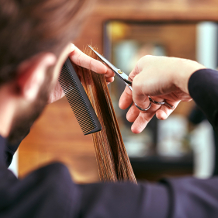 Friseur schneidet Haare, Friseurgewerbe