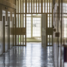 Gefängnis, Flur einer Justizvollzugsanstalt (JVA), Integration von Häftlingen in den Arbeitsmarkt