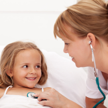 Krankenschwester untersucht Kind, Kinderarzt, Krankenpflege, Pflegeberuf