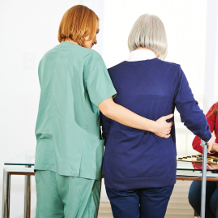 Krankenpflegerin mit Seniorin, Pflegehilfe, Pflegeberufe