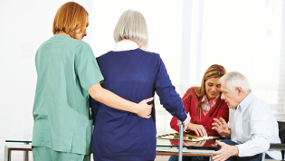 Krankenpflegerin mit Seniorin, Pflegehilfe, Pflegeberufe