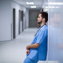 erschöpfter Krankenpfleger, Krankenschwester, Pflegekräfte, Personalnot in Krankenhäusern