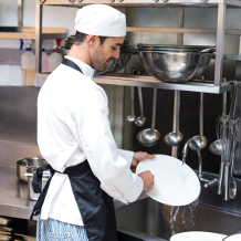 Integration von Flüchtlingen auf dem Arbeitsmarkt, Arbeit in der Küche, Gastronomie, Tellerwäscher