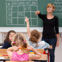 Lehrerin in einer Grundschulklasse mit Schülern, Schule