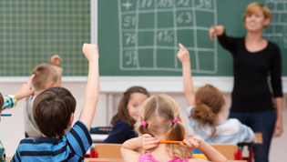 Lehrerin in einer Grundschulklasse mit Schülern, Schule