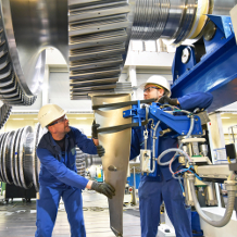 Maschinenbauer arbeiten an Gasturbine