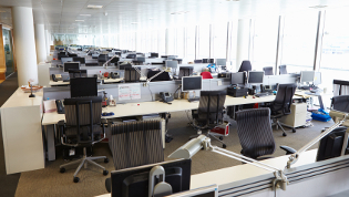 leeres Büro wegen Massenentlassung, Massenentlassungsanzeige