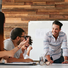 motivierte fröhliche Mitarbeiter in Meeting