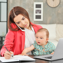 Mutter mit Kind im Büro, Rückkehr aus der Elternzeit, Vereinbarkeit Job und Familie