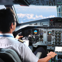 Pilot im Cockpit eines Flugzeugs, Fliegen