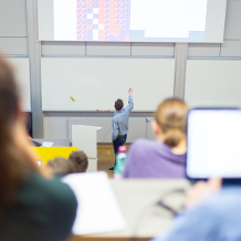 Professor hält Vorlesung an Hochschule vor Studenten