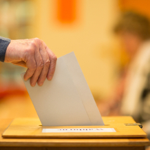 Stimmzettel in Wahlurne werden, Betriebsratswahl
