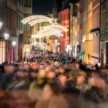 Menschenmenge beim Weihnachtsshoppen, Vorweihnachtszeit, Weihnachtsgeschäft