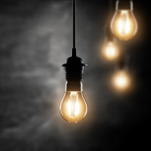 Glühlampe in dunklem Raum