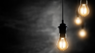 Glühlampe in dunklem Raum