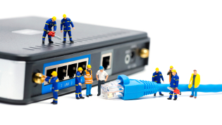 Techniker basteln am Internet Router, Telekommunikation, Arbeiter, Telekom